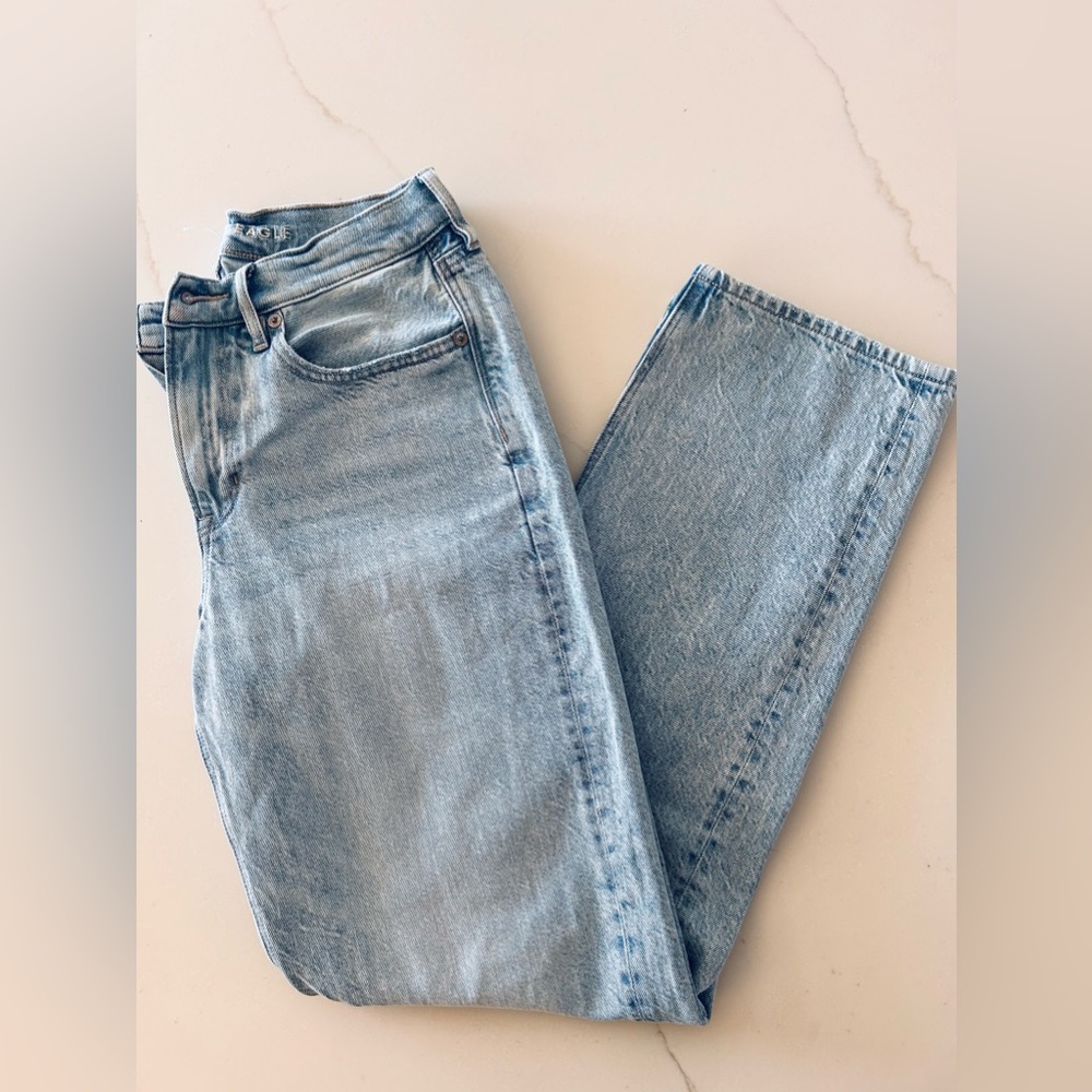 American Eagle NWOT 90’s straight Jeans. Size 6. Light wash.